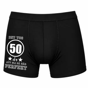 Svarta boxerkalsonger med valfri ålder och texten Det tog 50 år att bli så här perfekt – roliga födelsedagskalsonger för män.
