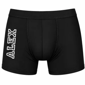 Svarta boxerkalsonger med valfritt namn i vitt collegetryck – personliga herrkalsonger med eget namn.