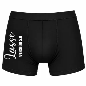 Svarta boxerkalsonger med valfritt namn och versionsnummer – personliga herrkalsonger med eget tryck, perfekt som födelsedagspresent.
