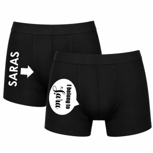 2-pack svarta boxerkalsonger med valfritt namn och texterna ”I belong to” och namn med pil – personliga herrkalsonger med eget tryck.