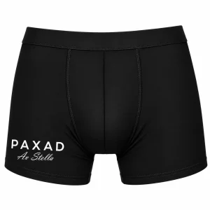 Svarta boxerkalsonger med texten Paxad av och valfritt namn – roliga personliga herrkalsonger med eget namntryck.