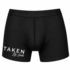 Svarta boxerkalsonger med texten Taken By och valfritt namn – roliga personliga herrkalsonger med eget namntryck.