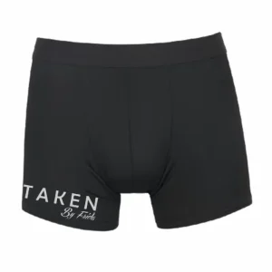 Boxershorts med texten ”TAKEN by …” tryckt längs sidan.