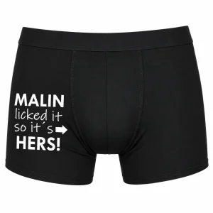 RK Hem Svarta boxerkalsonger med valfritt namn och texten Licked it so it's hers – roliga personliga kalsonger med namntryck.
