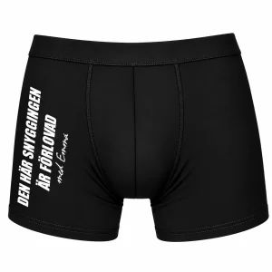 Svarta boxerkalsonger med texten Den här snyggingen är förlovad med och valfritt namn – personliga herrkalsonger med eget tryck.