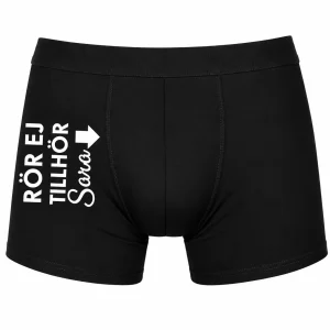 RK Hem Svarta boxerkalsonger med texten Rör ej – Tillhör och valfritt namn. Roliga personliga herrkalsonger med eget tryck.